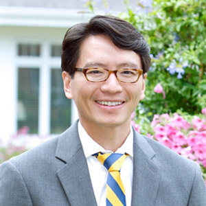 Cuong Tieu, MD, Director médico de atención residencial para niños del Centro de TOC y Ansiedad, psiquiatra